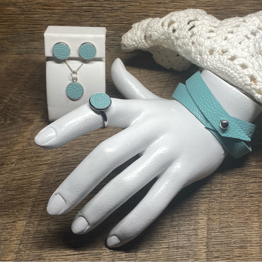 HP! Leather jewelry set of 4